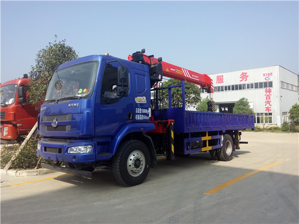 東風柳汽乘龍8噸隨車吊