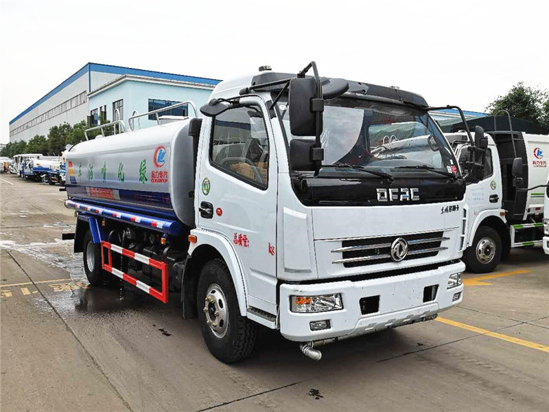 東風(fēng)多利卡D7的8噸灑水車(chē)
