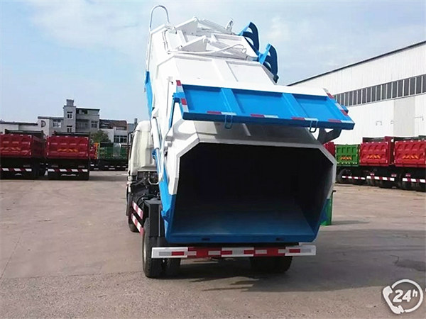 國五東風自裝卸式垃圾車